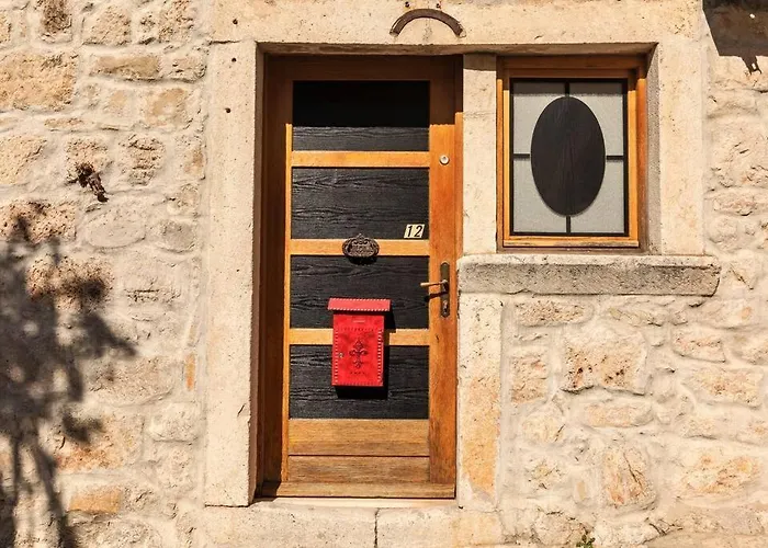 Center Nest Makarska